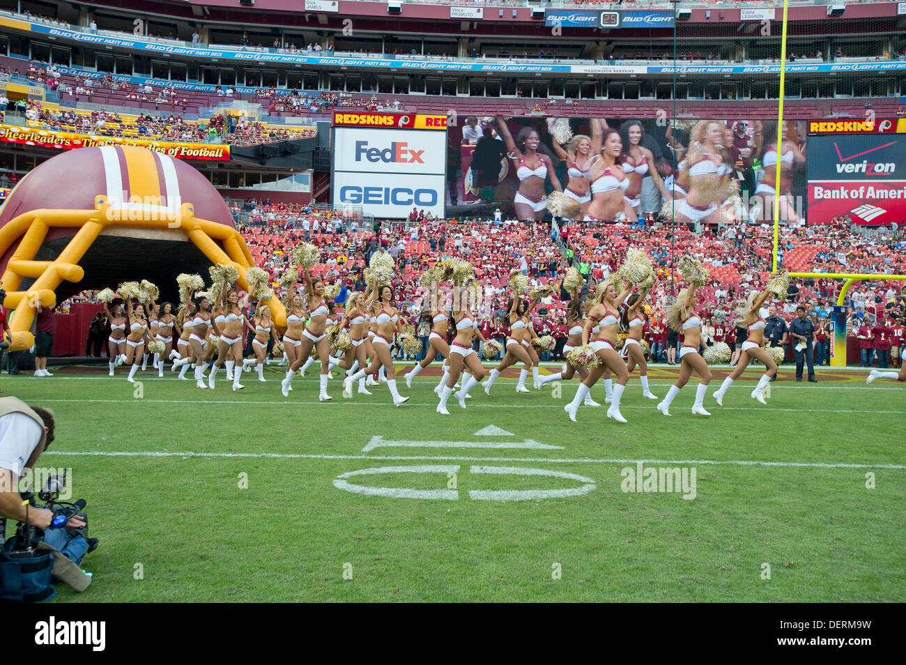 Landover, Maryland, USA. 22. September 2013. Washington Redskins Cheerleader führen Sie auf dem Feld vor dem Spiel gegen die Detroit Lions in FedEx Field in Landover, Maryland auf Sonntag, 22. September 2013. Bildnachweis: Ron Sachs / CNP Stockfoto