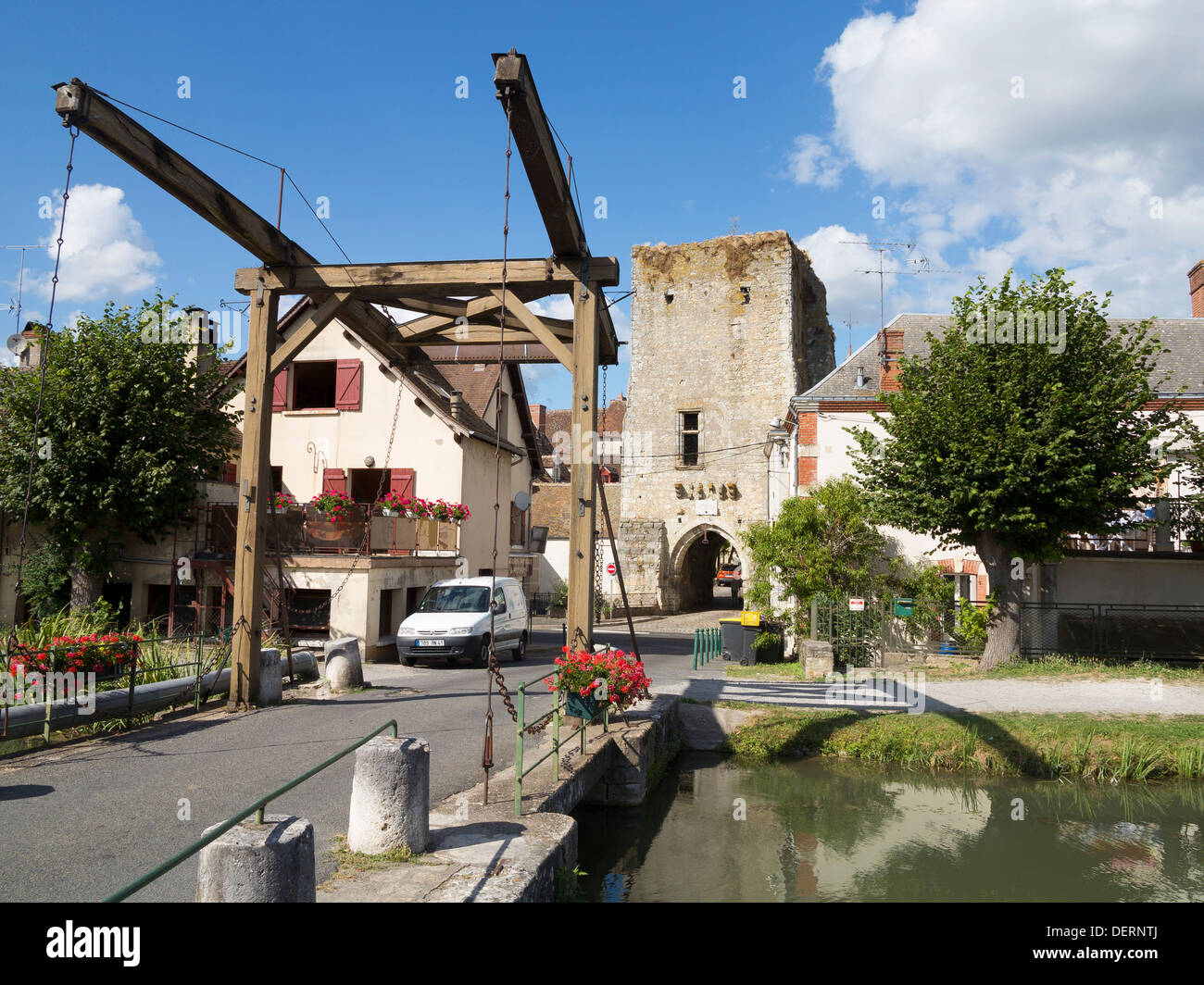 Kanal-Brücke und Stein Tor in der ummauerten Stadt von Mennetou-Sur-Cher, Loir-et-Cher, Frankreich Stockfoto