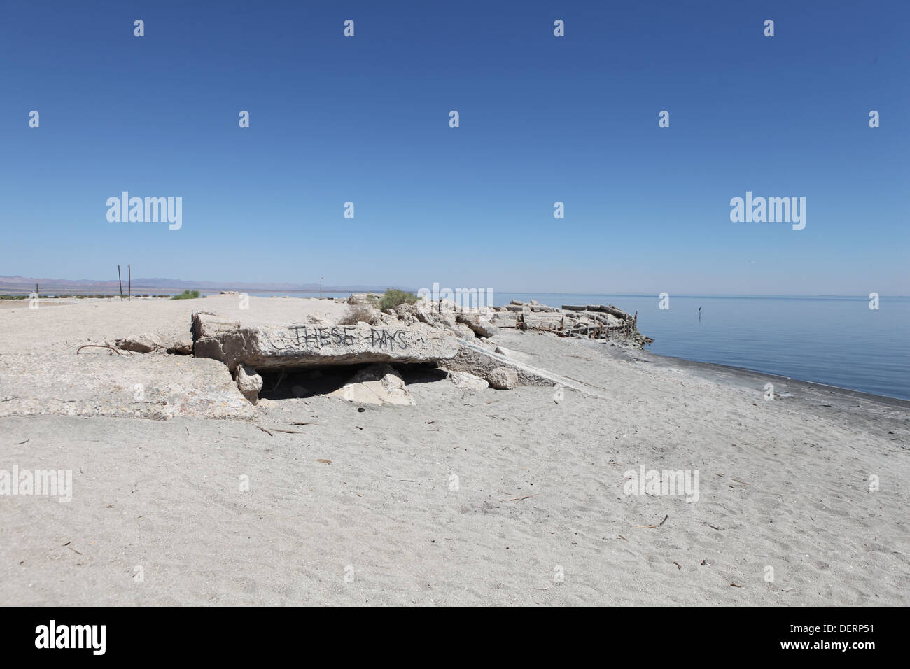 Giftigen See namens Salton Sea in der Nähe von Coachella Valley in Kalifornien. Einst ein beliebter Badeort nun eine verwunschene leer platzieren. Stockfoto