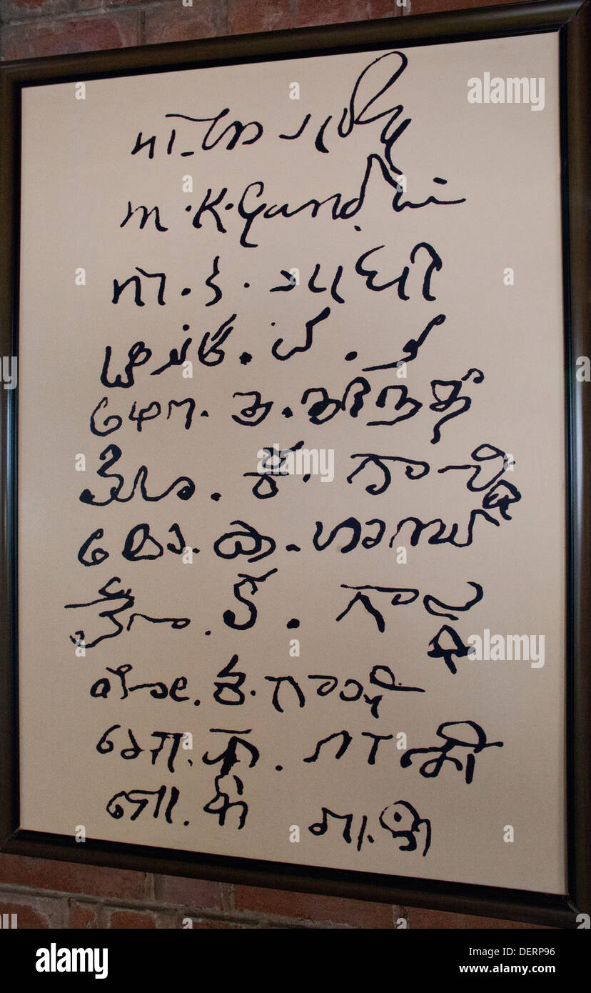 Unterschriften von Mahatma Gandhi in verschiedenen Sprachen, Sabarmati Ashram, Ahmedabad, Gujarat, Indien Stockfoto