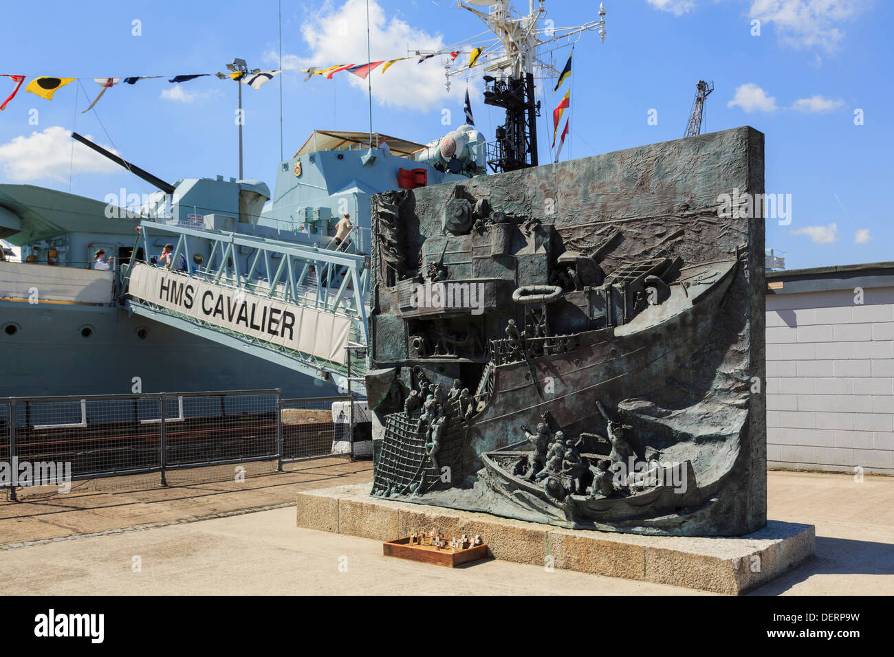 Zerstörer-Denkmal des Bildhauers Kenneth Potts durch Kriegsschiff HMS Kavalier im Historic Dockyard in Chatham, Kent, England, UK, Großbritannien Stockfoto