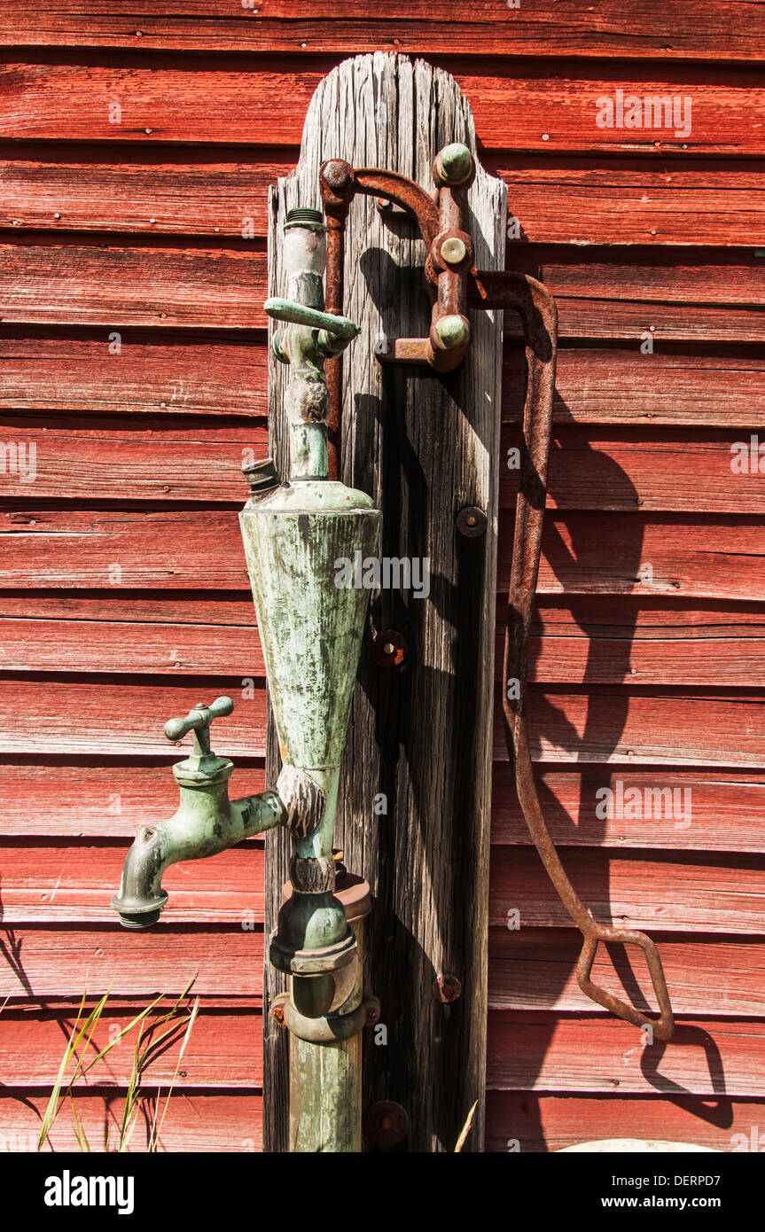 alte Wasserpumpe in einer Tankstelle in Maine, Usa Stockfoto