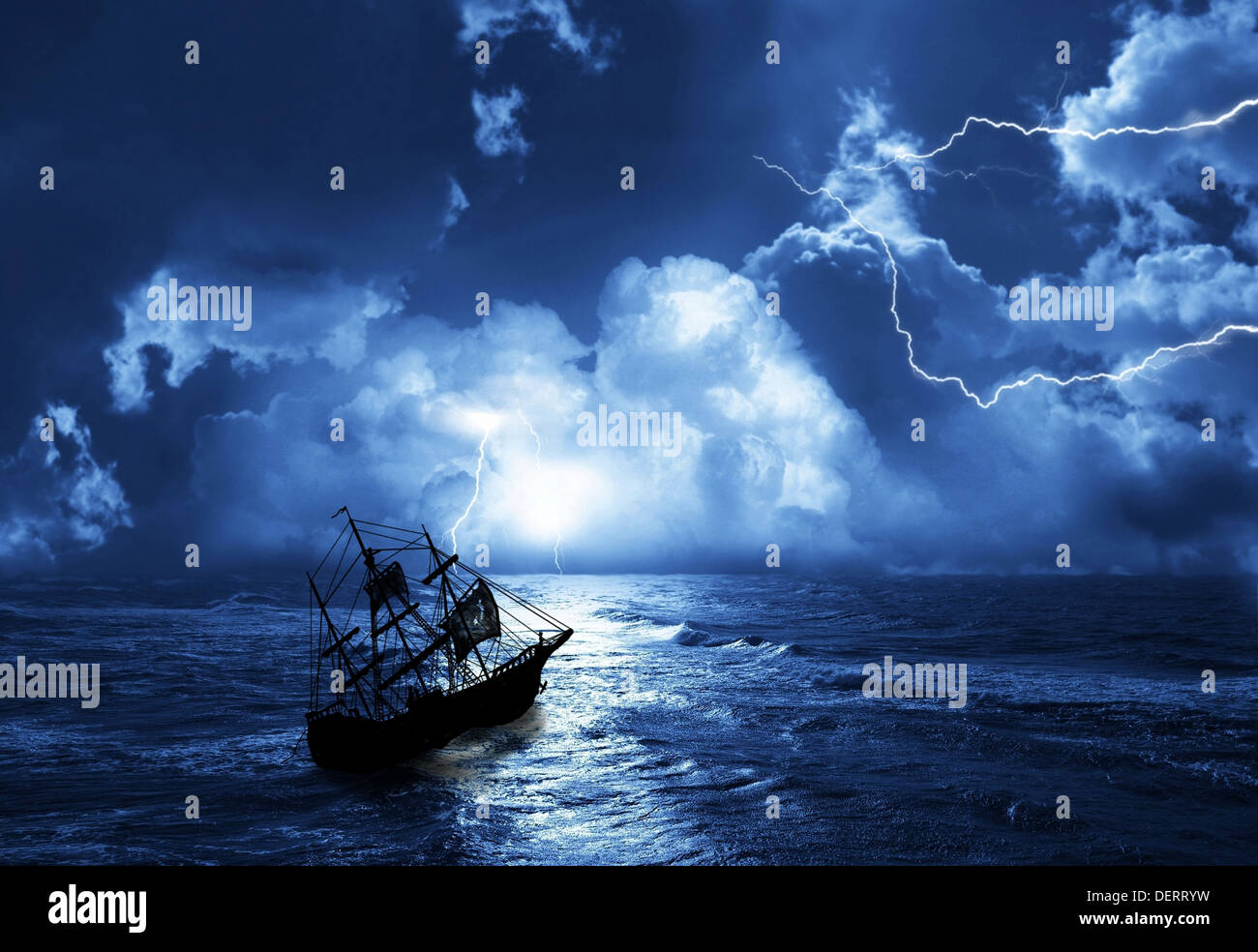 Das Segelschiff in der Zeit der Sturm mit Blitzen Stockfoto