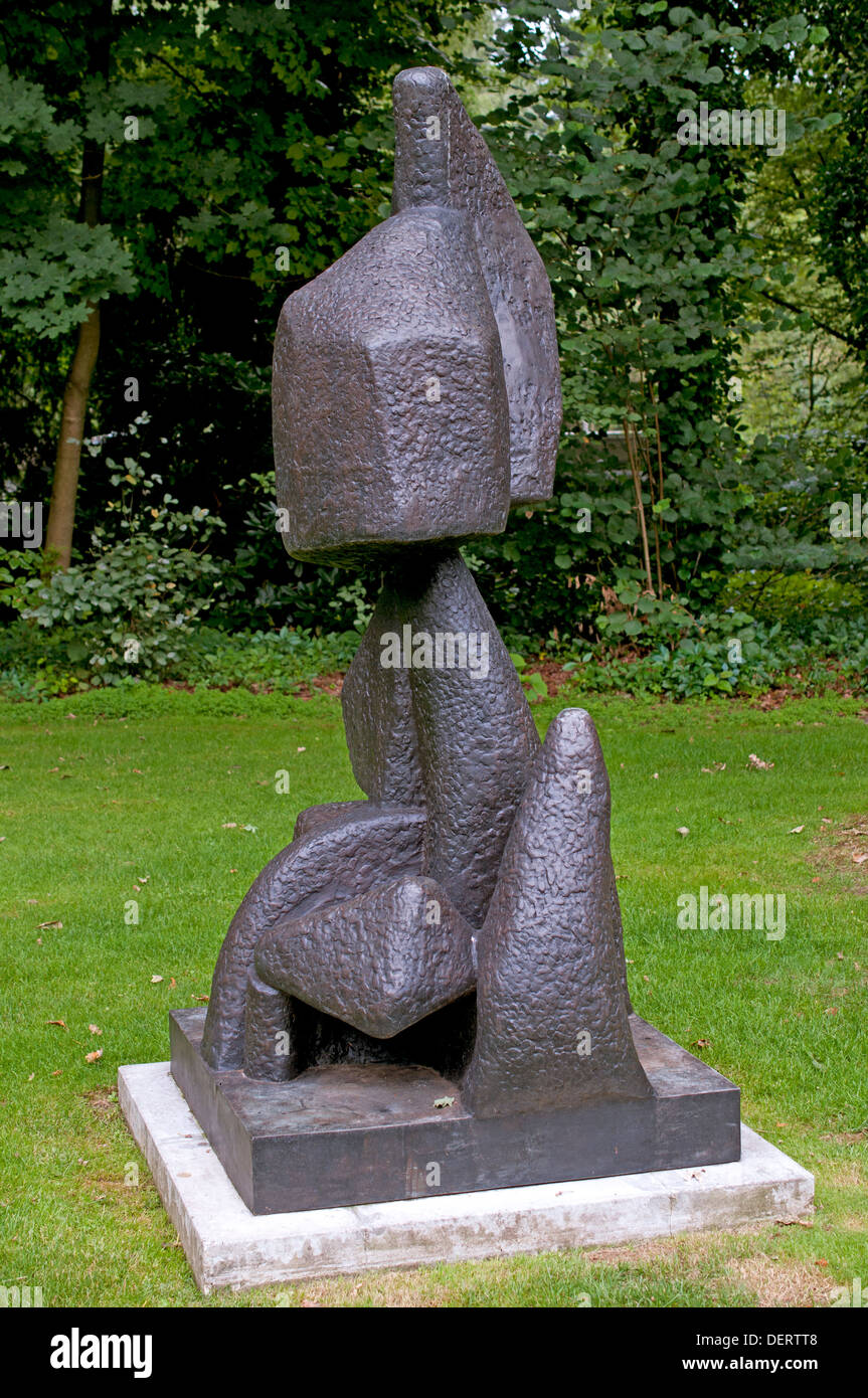 Komposition 1933 Bronzeskulptur von Otto Freundlich im Kroller-Muller-Museum in Otterlo, Niederlande. Deutscher Avantgarde-Abstraktkunst im Außenpark Stockfoto