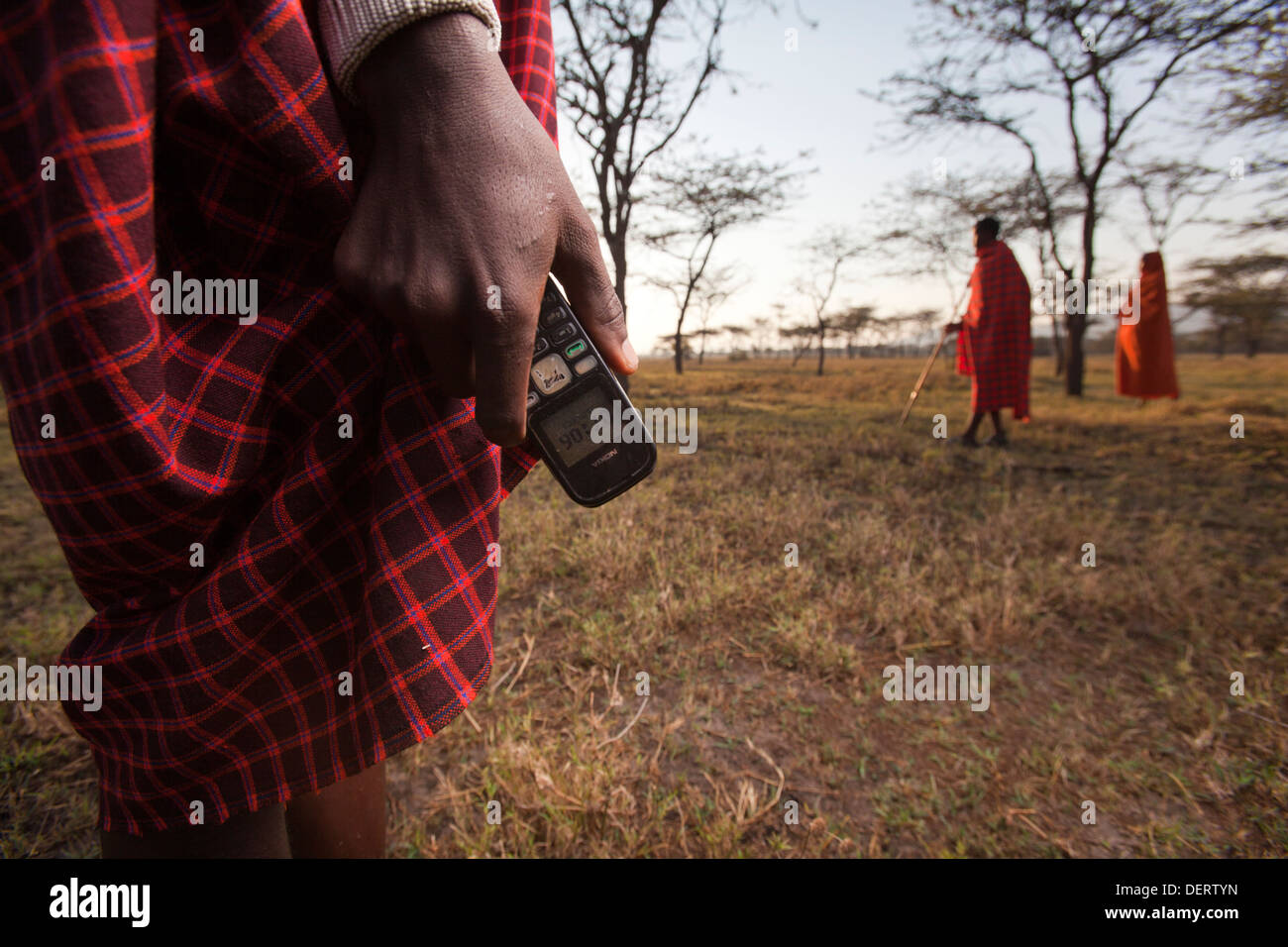 Maasai Mann hält ein Nokia Handy, Mara-Region, Kenia Stockfoto
