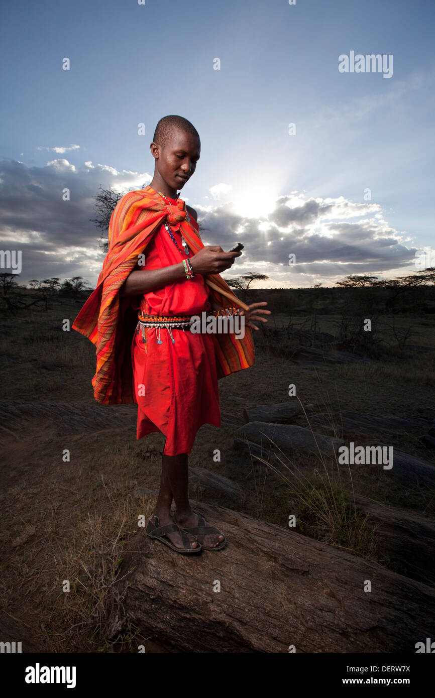 Maasai Mann senden einen Text Nachricht, Mara-Region, Kenia Stockfoto