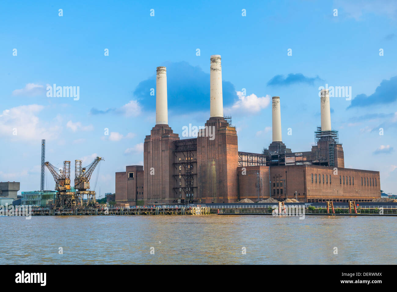 Blick auf verlassenen Battersea Kraftwerk über Themse, London, UK Stockfoto