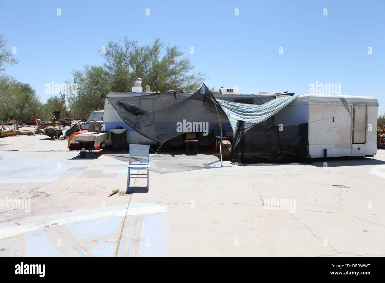 Slab City - in der Colorado Wüste, Kalifornien, liegt einen kostenlosen Campingplatz für Wohnmobile und temporäre Häuser. Stockfoto