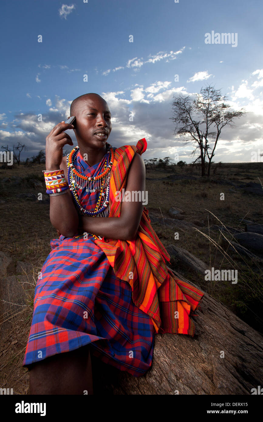 Maasai Mann auf Handy, Mara-Region, Kenia Stockfoto