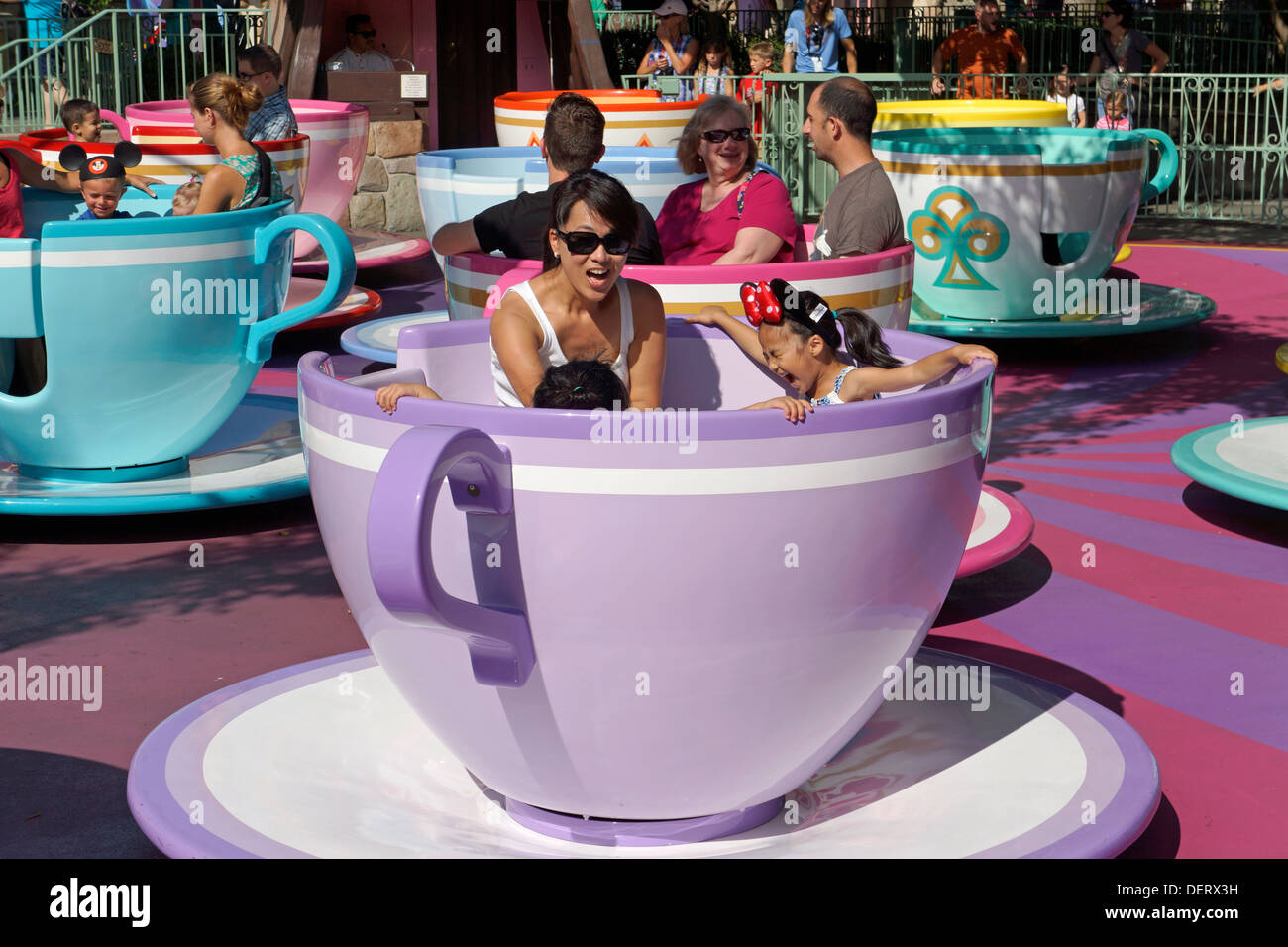 Disneyland, Mad Tea Party Teacup Fahrten, Alice im Wunderland, Anaheim, Kalifornien Stockfoto