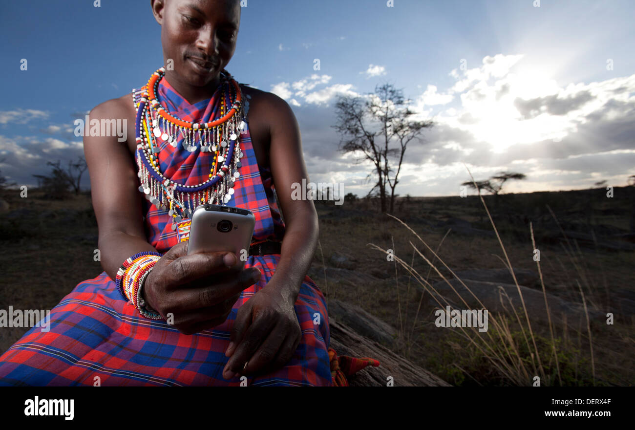 Maasai Mann mit einem Mobiltelefon, Mara-Region, Kenia Stockfoto