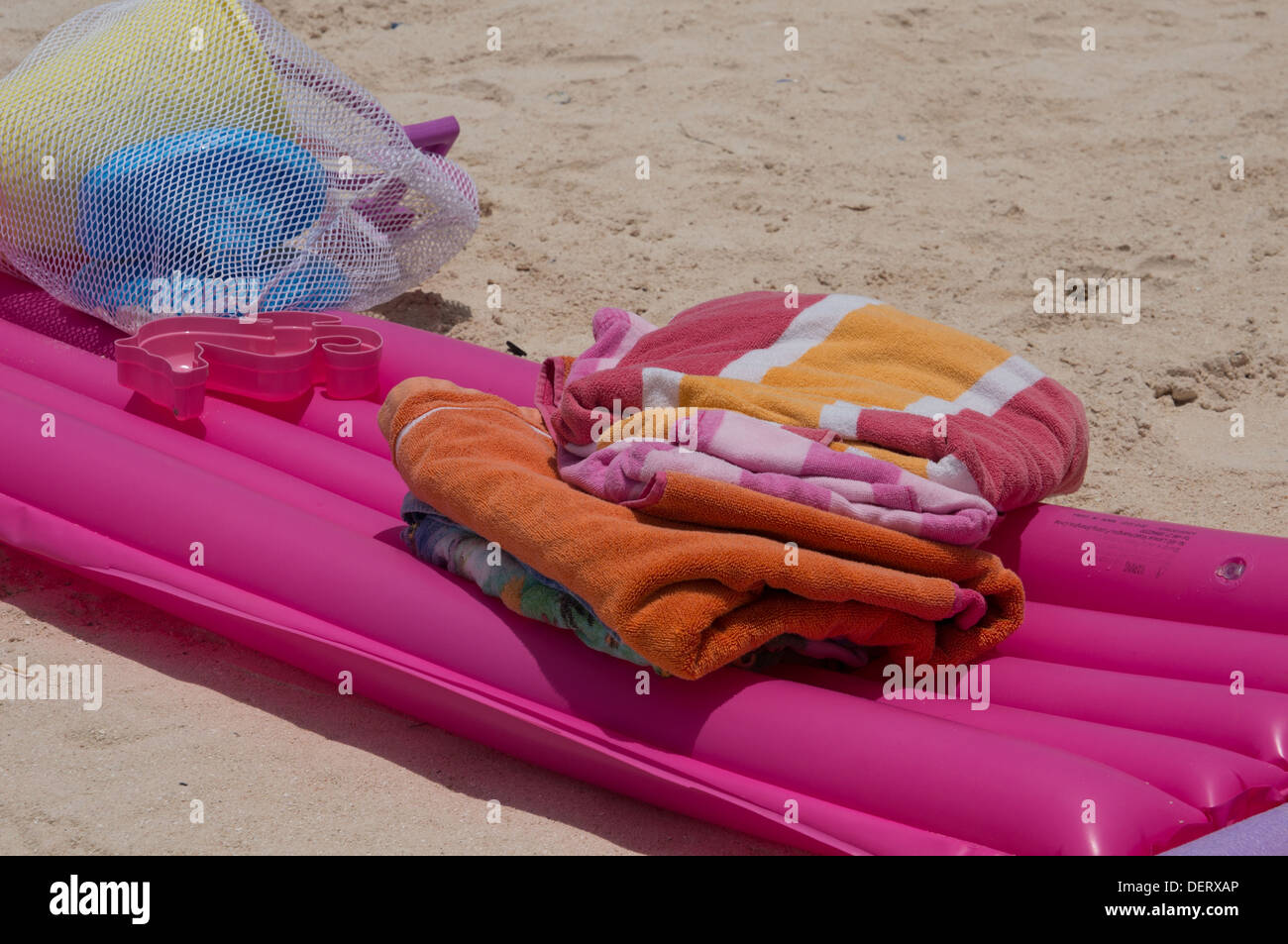 Spielzeug für den Strand und Handtücher Baby Beach Aruba Stockfoto
