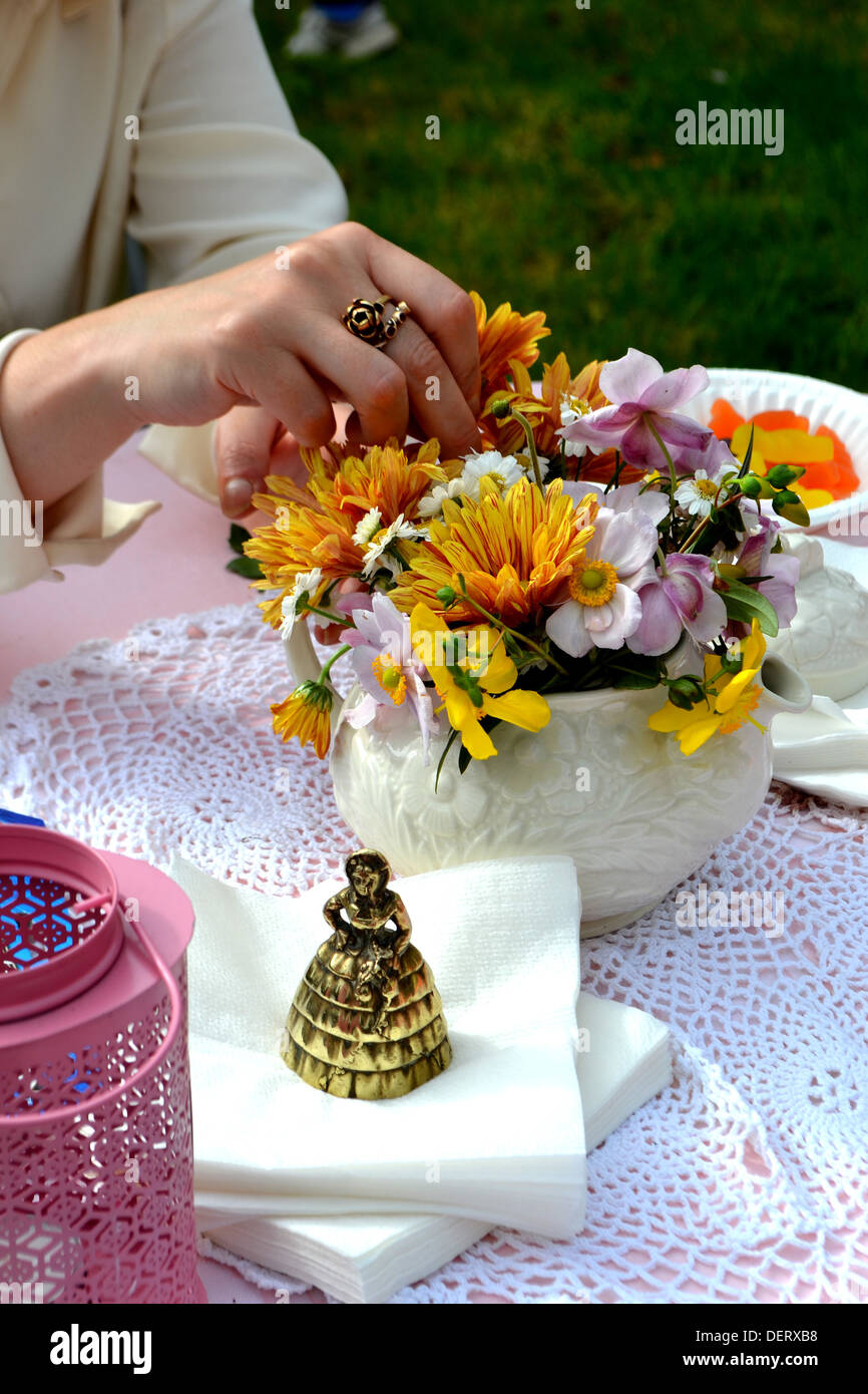 Frau Blumenarrangements für eine Gartenparty Stockfoto