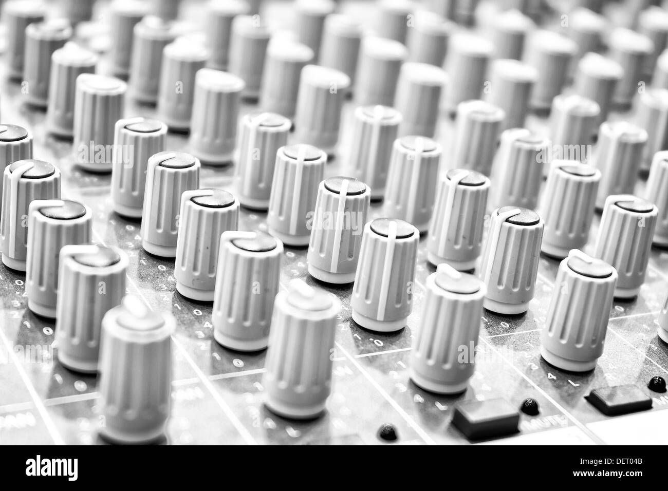 Musik-Mixer. Close-up. Fokus auf den Vordergrund. Schwarz und weiß. Stockfoto