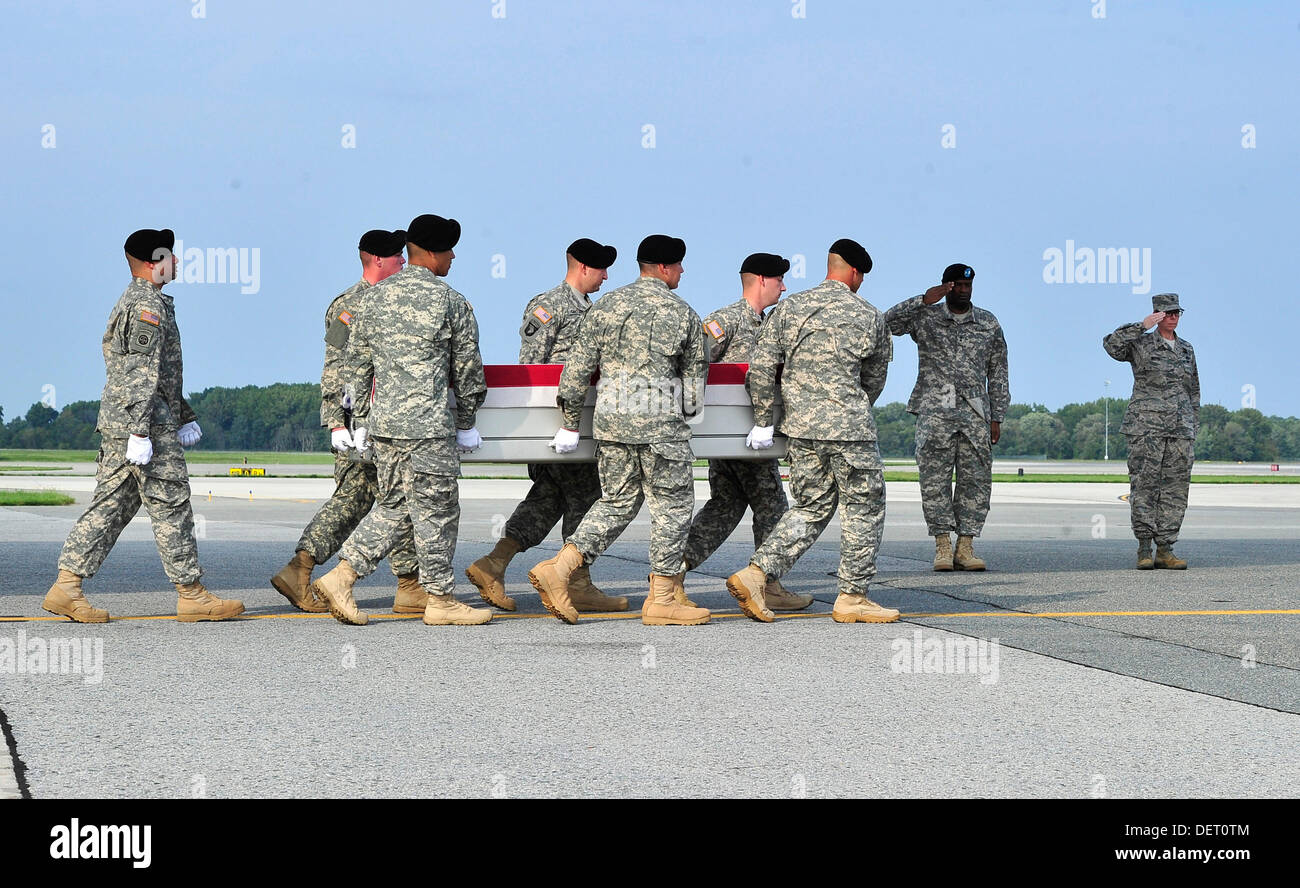 Ein Verteilergetriebe mit den Überresten von Staff Sergeant Michael H. Ollis, United States Army, werden durch ein Transfer Team während einer Zeremonie würdevoll Transfer an Dover AFB in Dover, Delaware Samstag, 31. August 2013 übernommen. Ollis starb Operation Enduring Freedom in Afghanistan zu unterstützen. Bildnachweis: Ron Sachs / CNP (Einschränkung: NO New York oder New Jersey Zeitungen oder Zeitschriften in einem Umkreis von 75 Meilen von New York City) Stockfoto