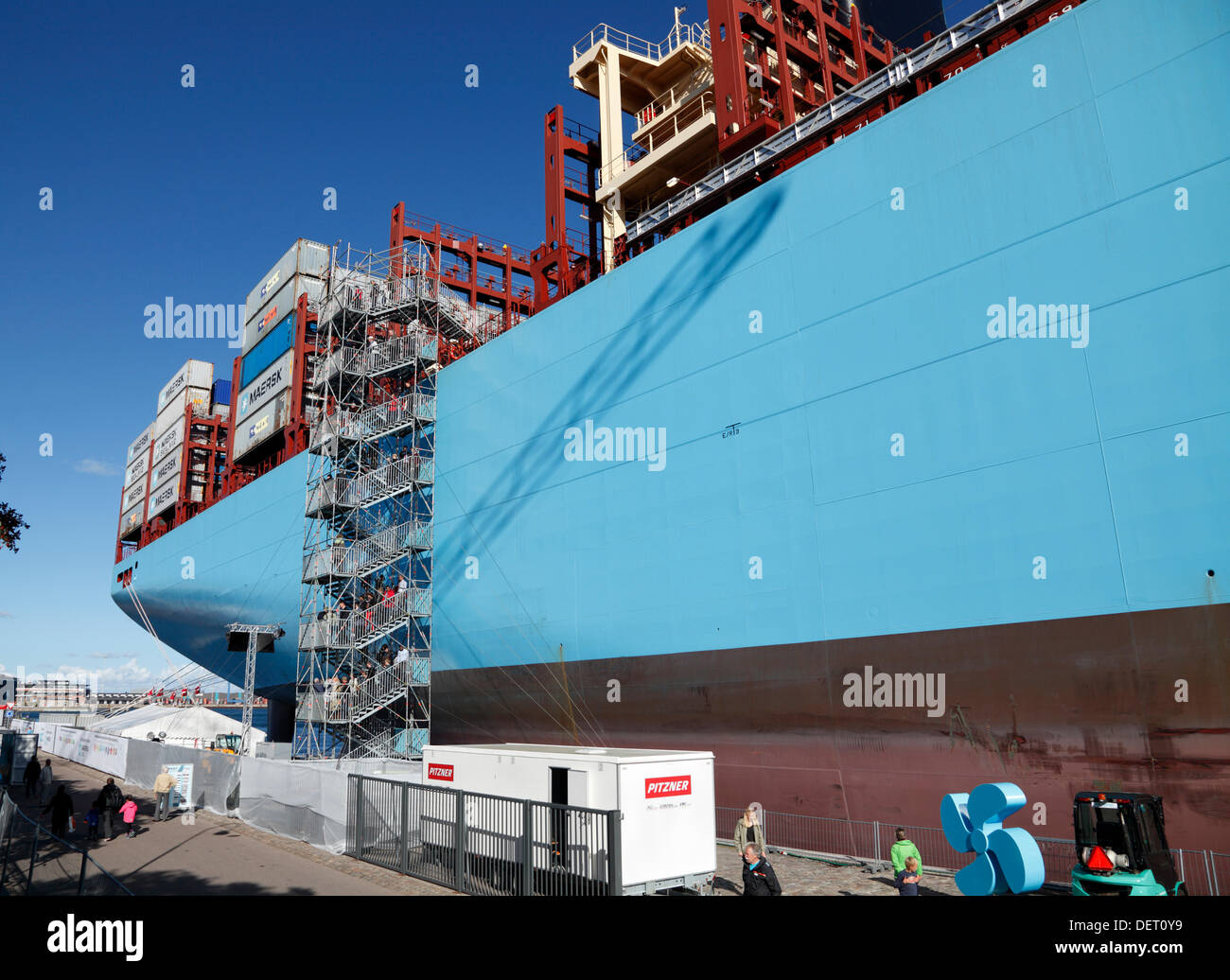 Kopenhagen, Dänemark, 23. Sept.. Maersk Line Triple-E Schiff majestätischen Maersk angekommen, Langelinie in Kopenhagen gestern Abend für eine Woche der Präsentation und der Name Siegerehrung. Am Mittwoch benennt ihre königliche Hoheit Kronprinzessin größte Schiff der Welt. Dies markiert den Beginn des Schiffes und die Ausstellung im Langelinie und die Öffentlichkeit wird eine Tour auf das Containerschiff angeboten. Mehr als 42.000 Menschen haben bereits ihr Ticket für das Schiff, 400 m lang und 59 m Breite an Bord gebucht. Der majestätische Maersk ist das zweite von Maersk 20 bestellten Schiffe der Triple-E. Bildnachweis: Niels Quist / Alamy Live News Stockfoto