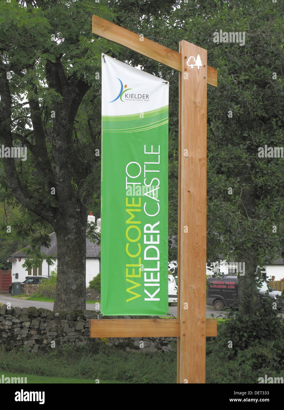 Banner-Schild am Kielder Castle, Forstverwaltung, Northumberland, England, Vereinigtes Königreich Stockfoto