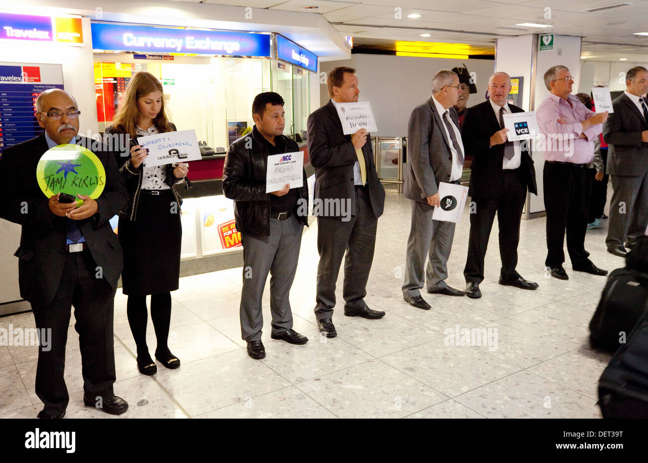 Eine Reihe von Gruß Fahrer mit ihren Fluggastnamen tun persönliche Pick-ups, Ankünfte, Terminal 3, Flughafen Heathrow, London UK Stockfoto