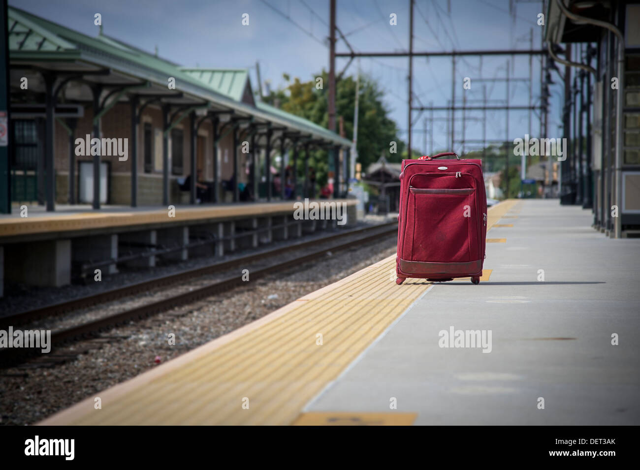 Verlassene Koffer am Bahnhof Stockfoto