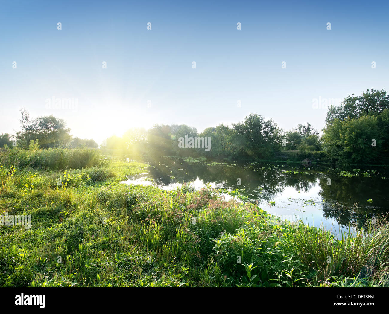 Sonne über den Fluss am Morgen Stockfoto