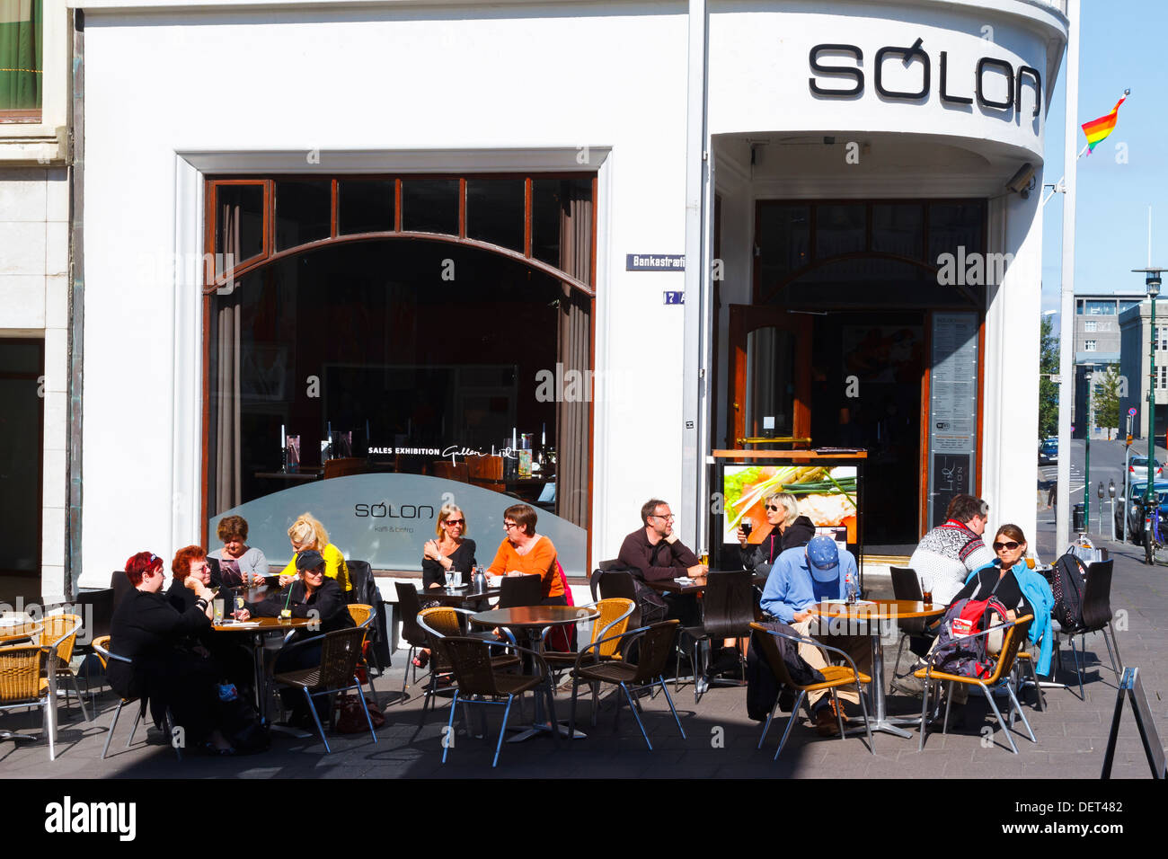 Die Leute, die eine Pause in einem Straßencafé. Stockfoto