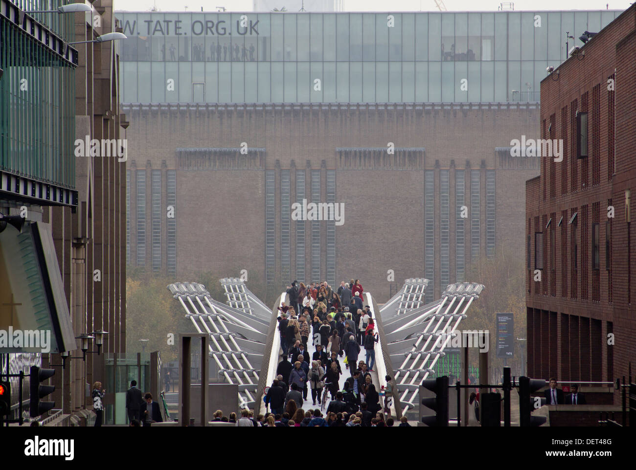 Millennium Fußgängerbrücke über die Themse führt man die Tate Modern Gallery, London Stockfoto