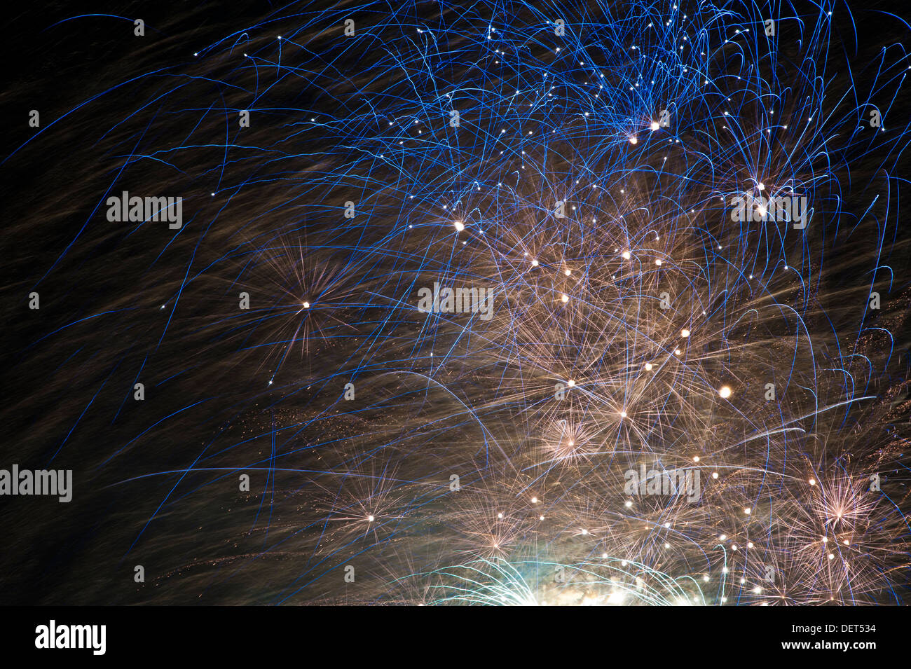 Bild von Feuerwerk, an einem windigen Abend getroffen, so trieb die Funken nach den ersten Explosionen Stockfoto