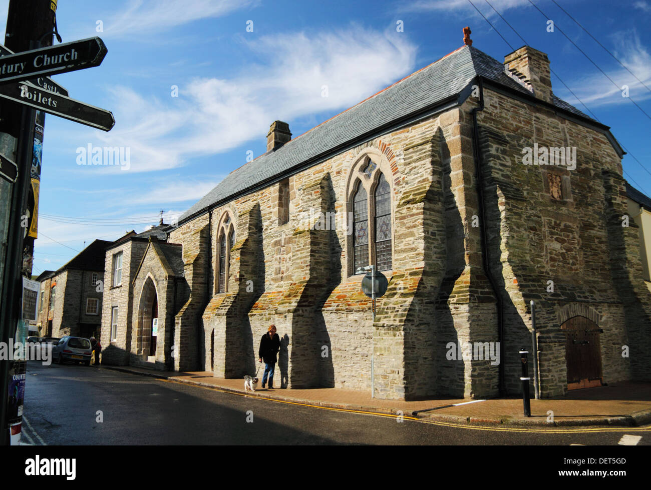 Ein mittelalterliches Gebäude mit Steinstrehlen und Rundbogenfenster. Stockfoto