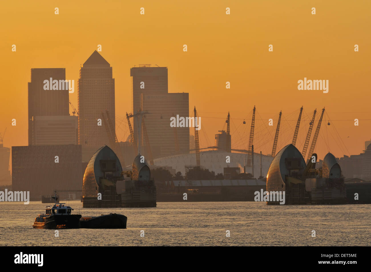 Canary Wharf und die O2 Arena von Woolwich, South East London, in der Dämmerung, mit der Thames Barrier im Vordergrund Stockfoto