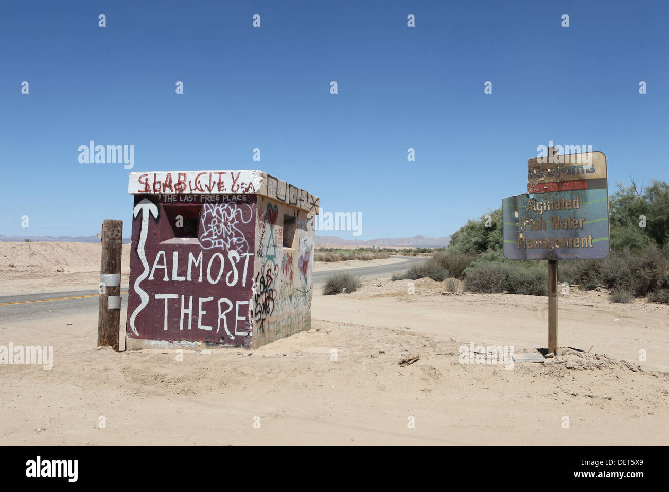 Desolate Straße in Colorado Wüste führt zu Slab City Stockfoto