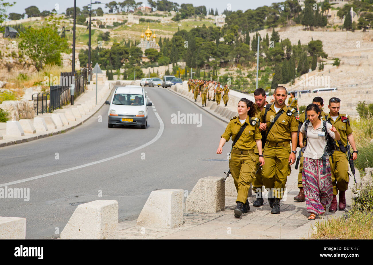 Jerusalem, Israel, 7. April 2013. Weibliche Rekruten zu Fuß in den Straßen von Jerusalem Stockfoto