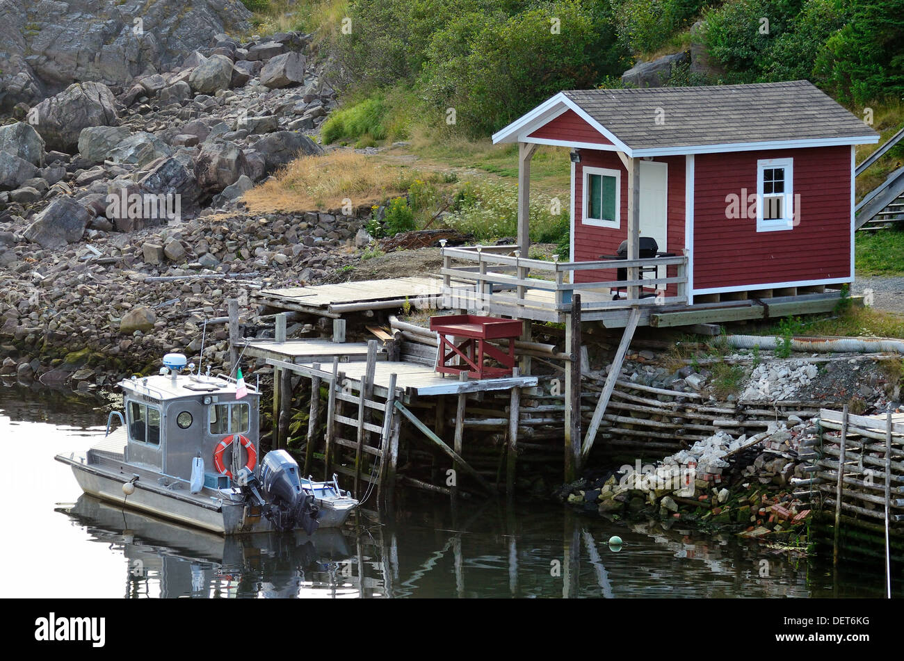 Kleines, modernes Angeln Shack und Boot in Quidi Vidi, Neufundland Stockfoto