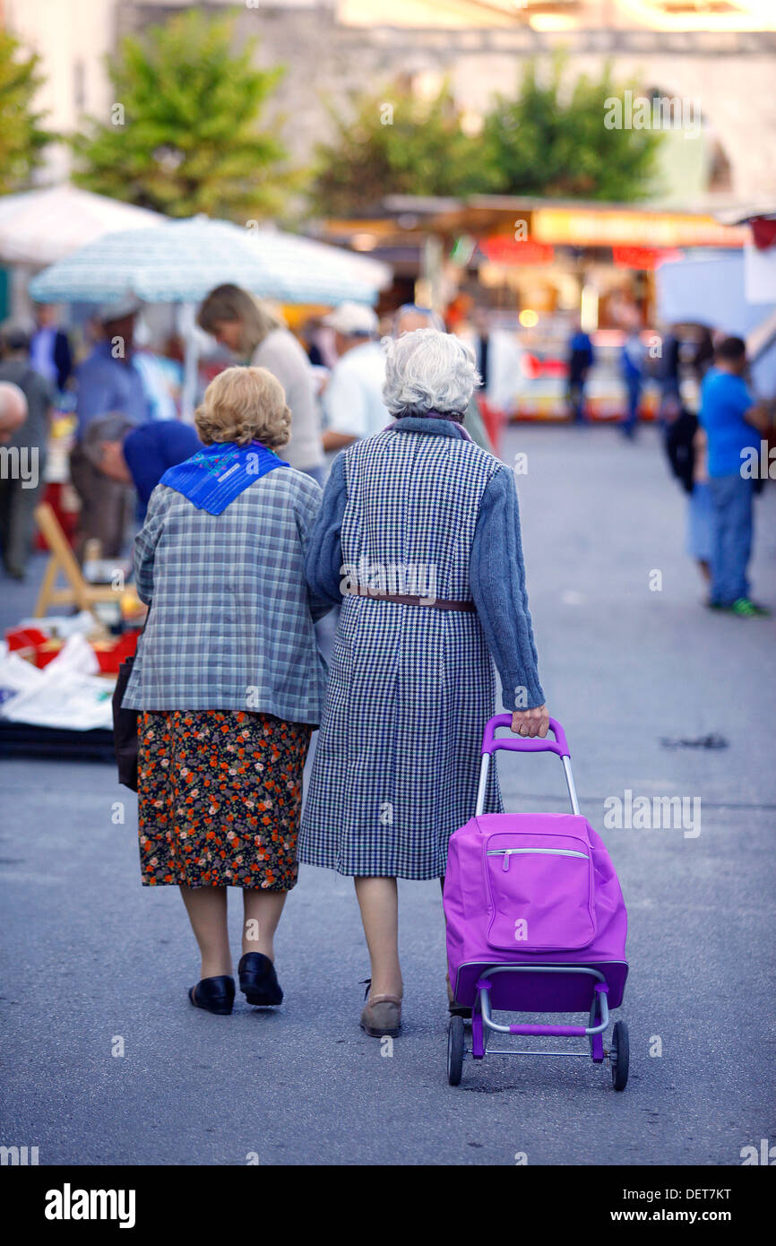 Ältere Bewohner zu Fuß rund um den Markt an der Piazza Garibaldi in Sulmona, Italien. Stockfoto