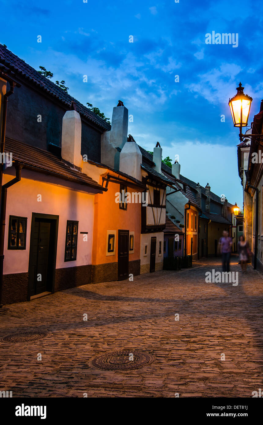 Goldenes Gässchen (Zlata Ulicka in Tschechien), die Straße voll von kleinen Häusern im Stil des Manierismus am Ende des 16. Jahrhunderts erbaut. Stockfoto