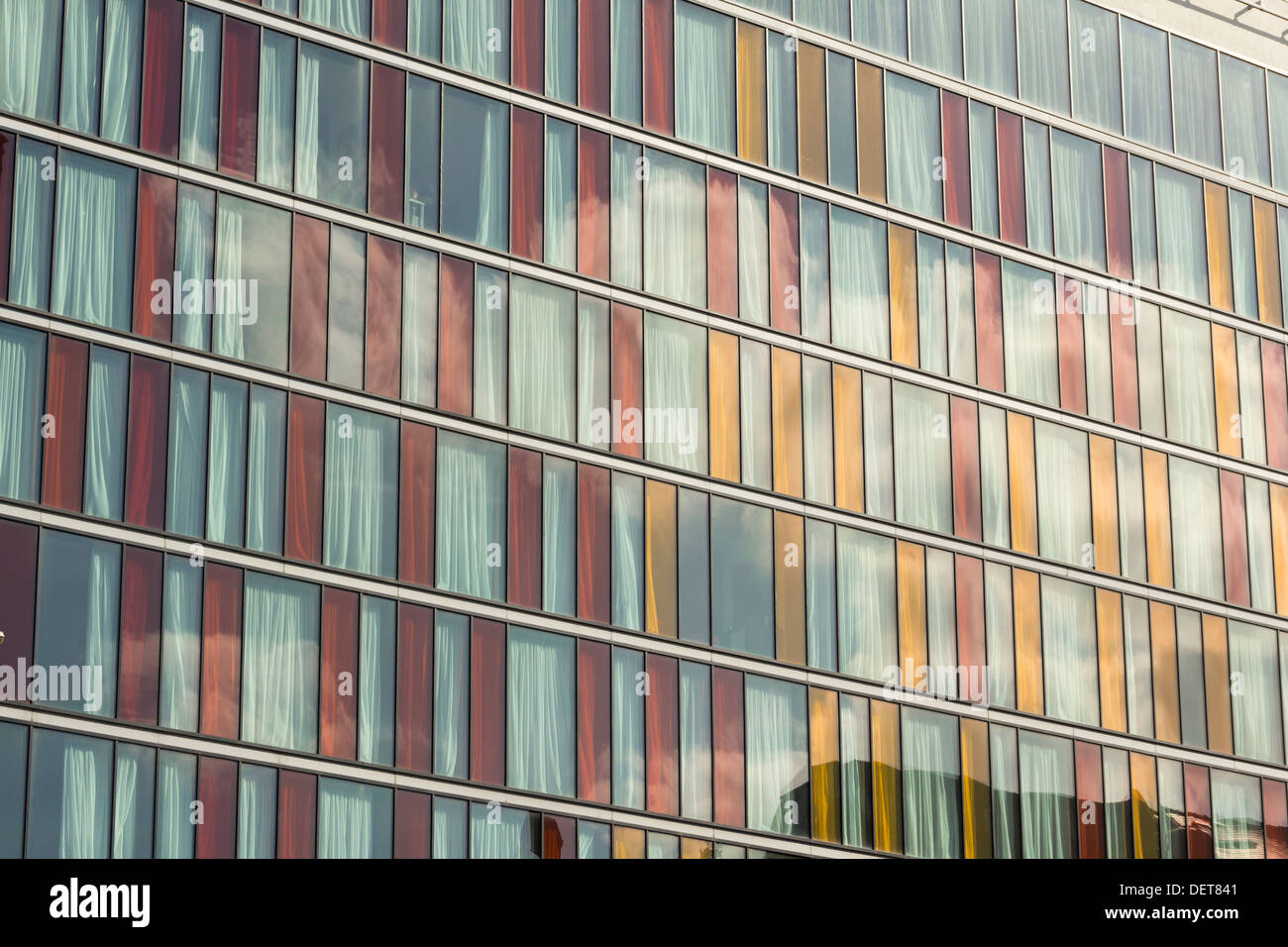 Hohe, schmale farbige Glas Scheiben das Crowne Plaza Hotel in Manchester. Stockfoto