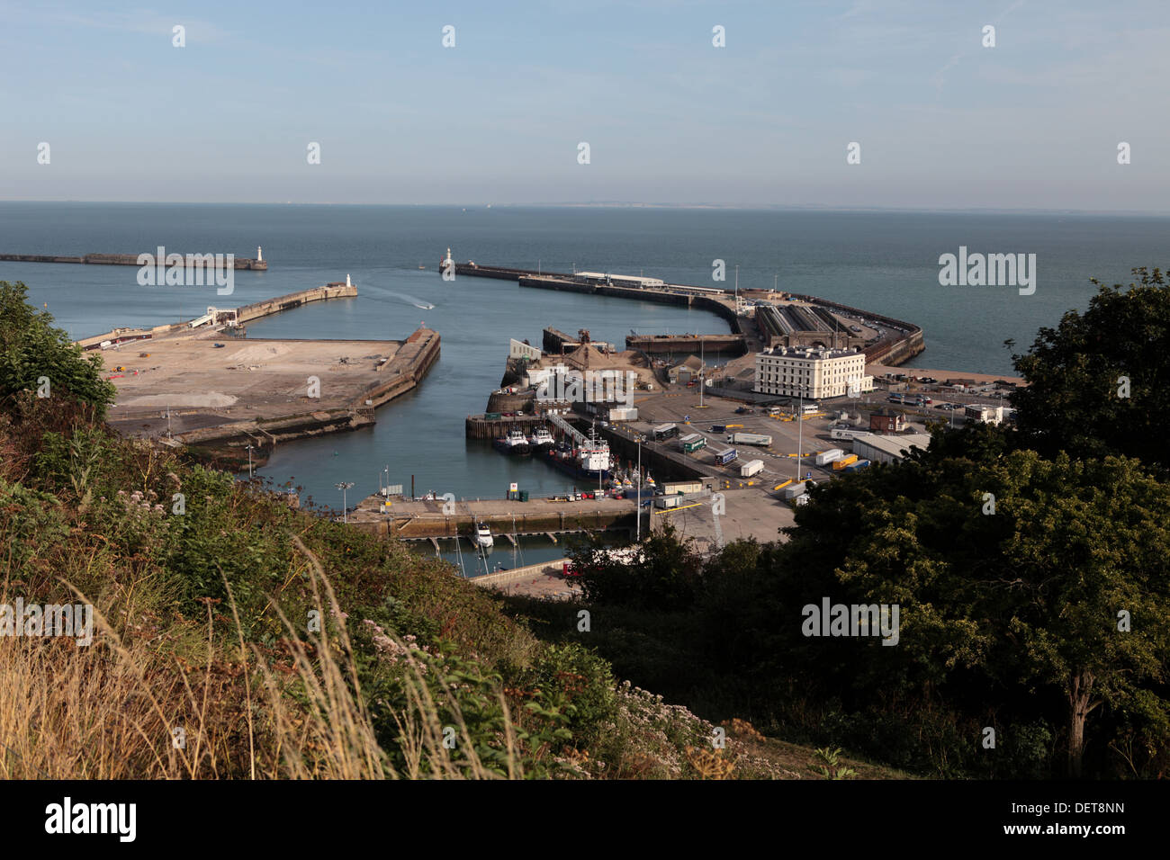 Hafen von Dover, dockt an westlichen von Dover westliche Höhen. Frankreich kann siehe am Horizont in der Dover-Straße 22 Meilen. Stockfoto