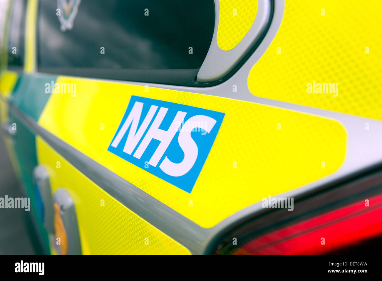 Die Details des NHS-Logos auf einem Sanitäter Krankenwagen Stockfoto