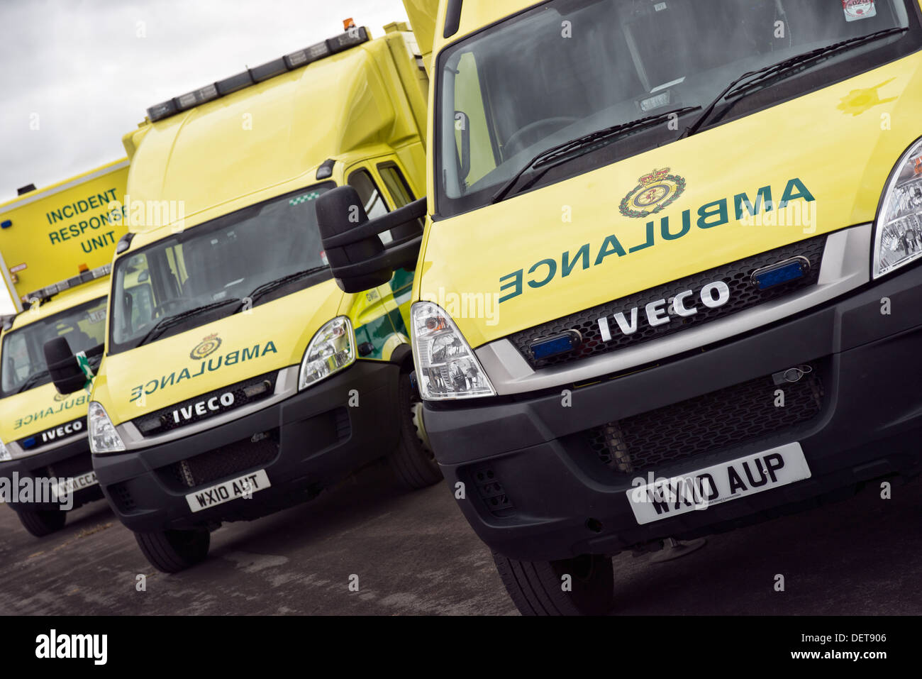 Ein Trio von Iveco Einsatzfahrzeuge von Wiltshire Rettungsdienst verwendet Stockfoto