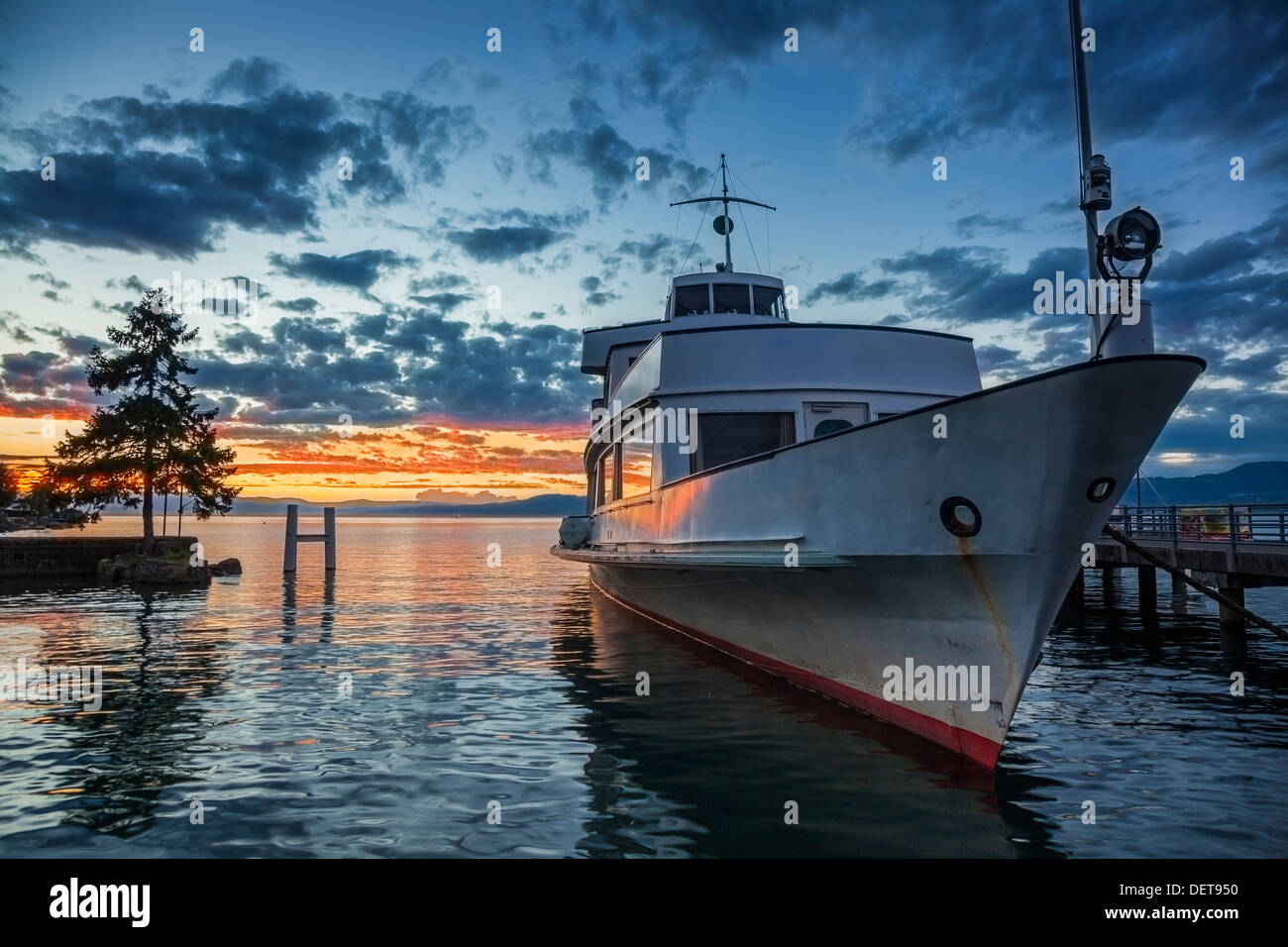 Turist Boot am Schweizer Hafen Stockfoto