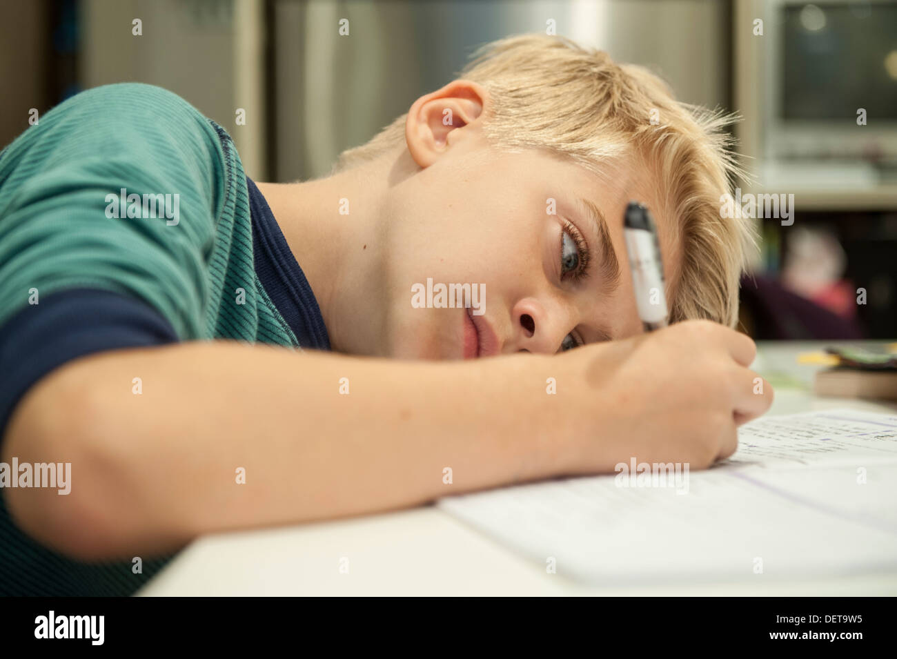 Ein Kind seine Hausaufgaben Stockfoto