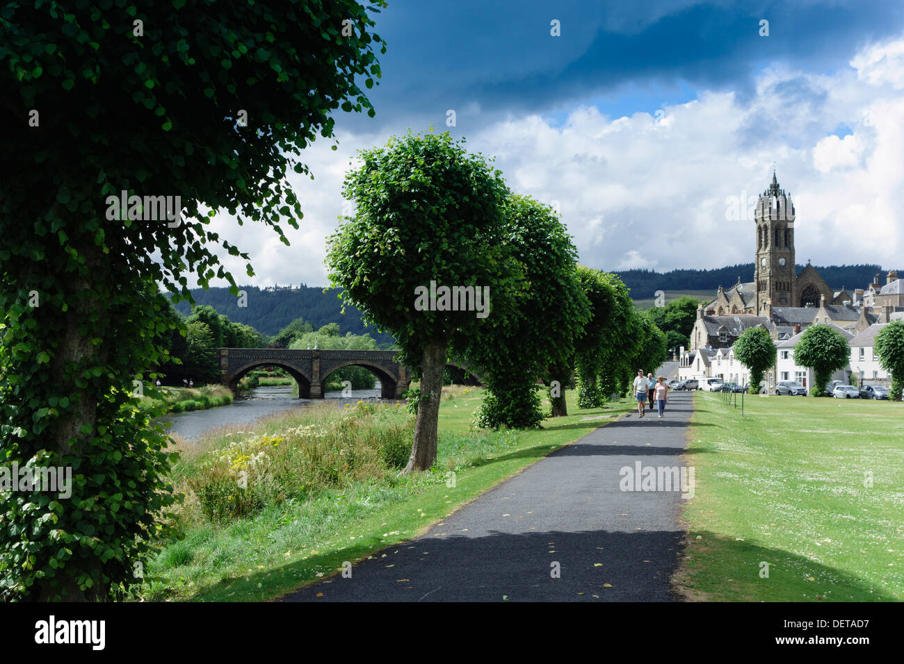 Peebles, geht der Gunion in den Scottish Borders - Blick auf den Fluss Tweed und Park Kreisstadt Stockfoto