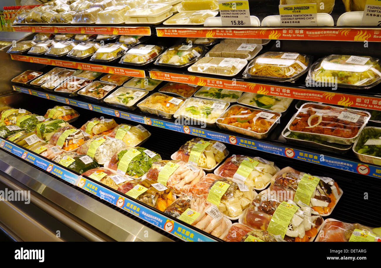 Zubereitete Speisen-Produkte auf einem Supermarktregal Stockfoto