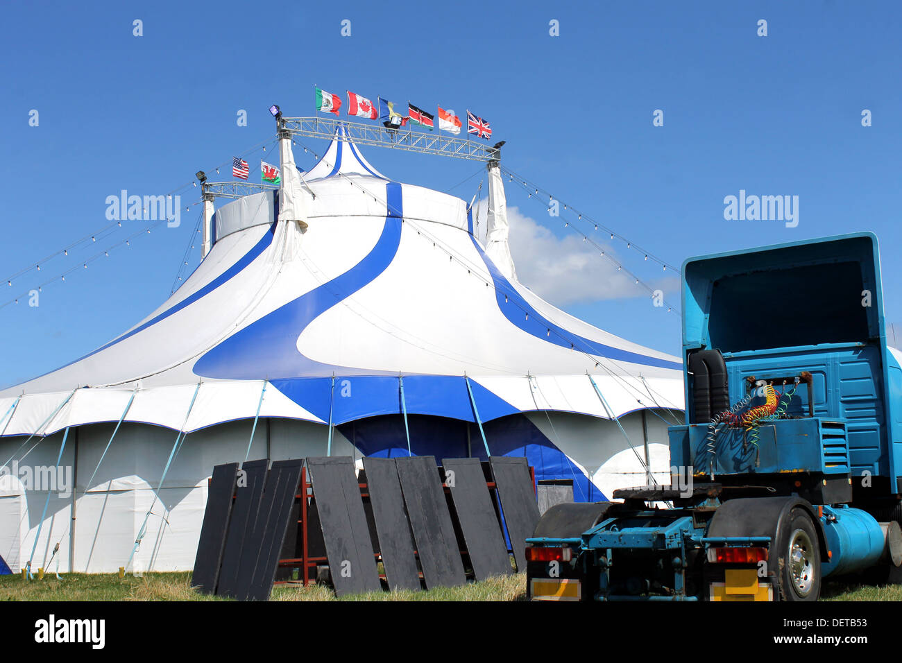 Malerische Aussicht auf Zirkuszelt mit LKW im Vordergrund. Stockfoto