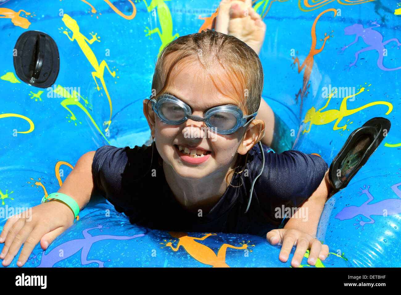Niedliche Mädchen spielen auf aufblasbaren Swimming Pool. Stockfoto