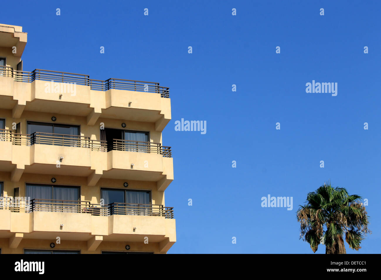 Alten Hotel Gebäude und Palmen Baum mit blauem Himmelshintergrund. Stockfoto
