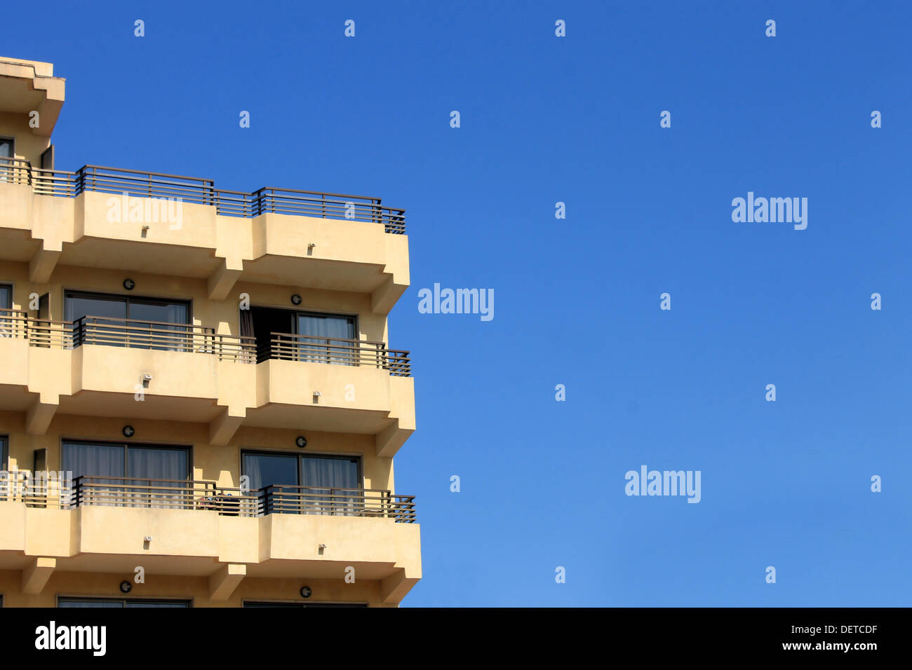 Altes Hotelgebäude mit blauem Himmelshintergrund. Stockfoto