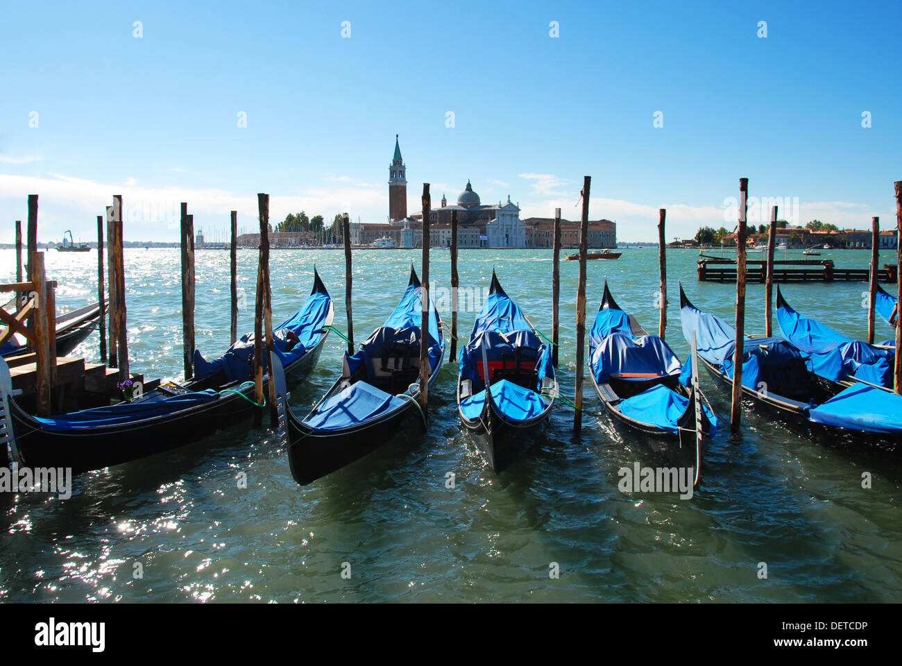 Dies ist ein Bild der Gondeln auf dem Canal Grande, Venedig, Italien. Stockfoto