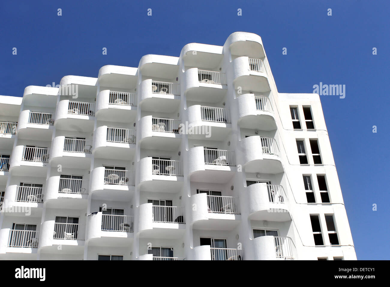 Niedrigen Winkel Blick auf alte weiße Hotelgebäude mit blauem Himmelshintergrund. Stockfoto