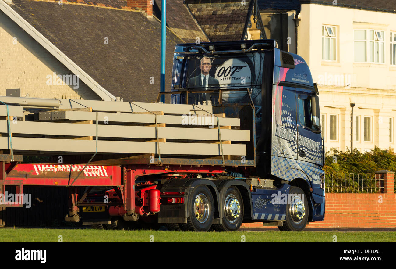 LKW, LKW-LKW mit James Bond (Daniel Craig) Grafiken. VEREINIGTES KÖNIGREICH Stockfoto