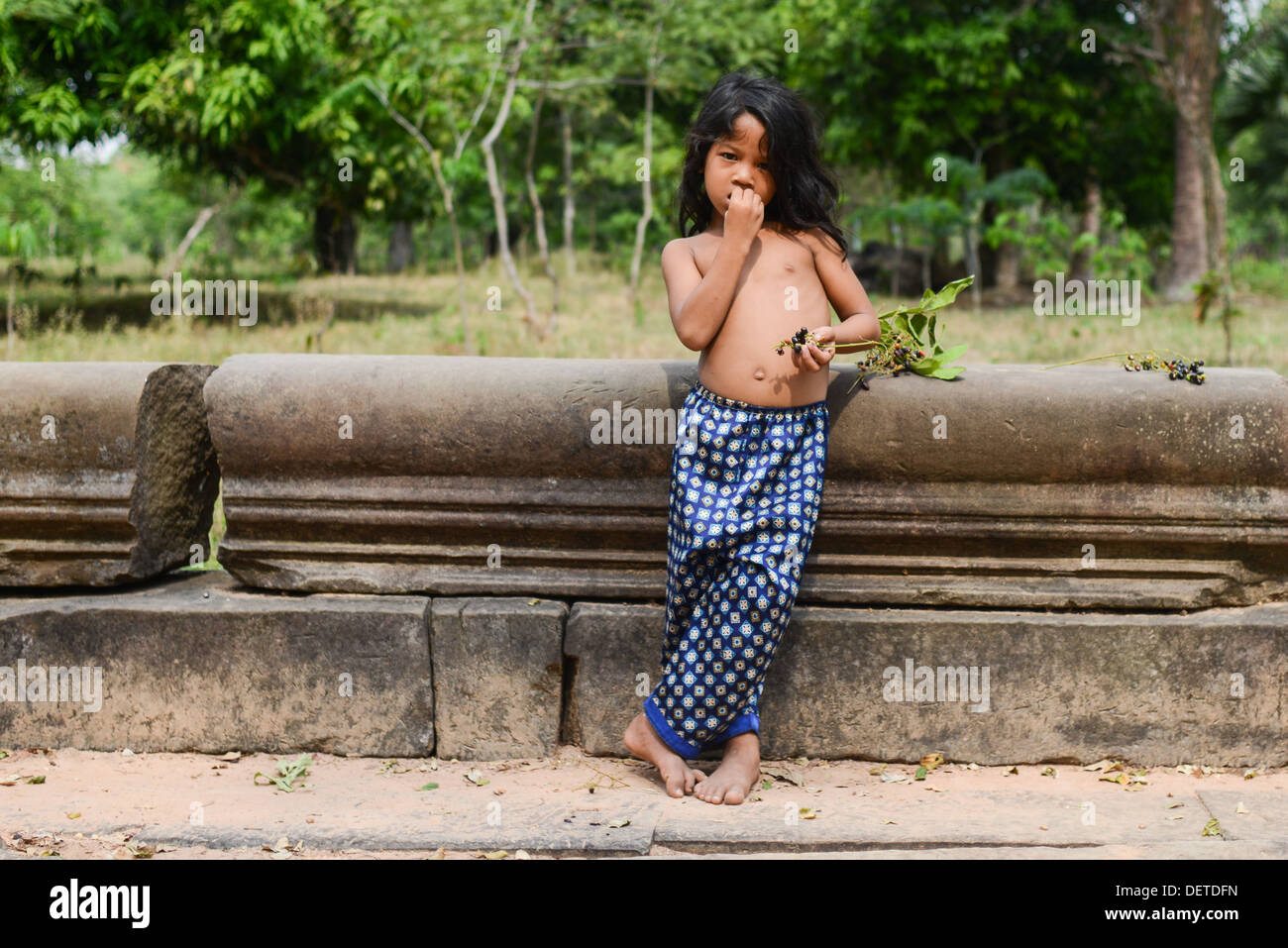 Ein Junge von Relaxed Körperhaltung bei der Tempelanlage Angkor Wat, Siem Reap, Kambodscha Stockfoto